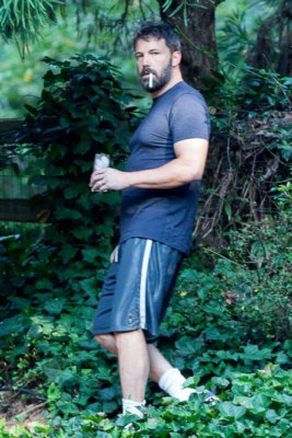 ben.affleck.sad.smoke.3