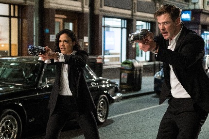 Em (Tessa Thompson) and H (Chris Hemsworth) in Columbia Pictures' MEN IN BLACK: INTERNATIONAL.